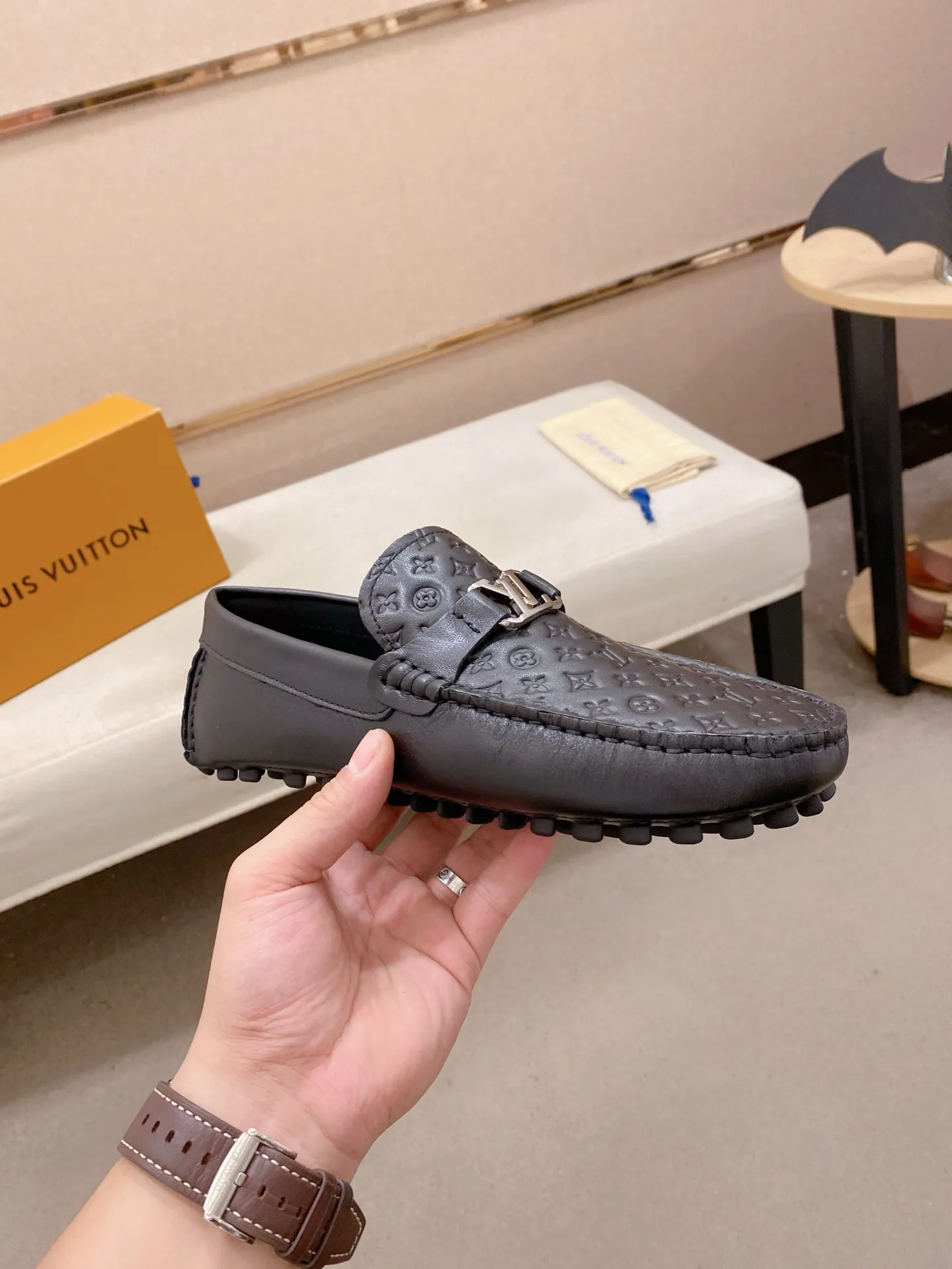 Factory price: 500💰High-end quality! LV 🆕🆕Exclusive hot-selling products in stock🔥🔥New products on the shelves, high-quality Ferragamo men's pea shoes, high-end casual driving shoes, with complete packaging! 💪 💪 Material: imported first-layer cowhide 🐂 + imported high-quality buffalo leather lining + wear-resistant outsole 👍🏻👍🏻 Features: high-end and comfortable, purely handmade 🚀 🚀 Create the perfect shoes that suit you best 🔥 🔥 Size: (38-44) 45 standard size can be customized!